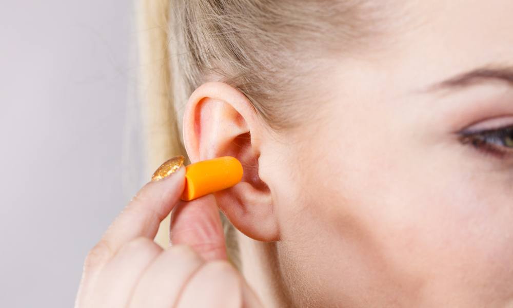 Comment bien mettre des bouchons d'oreilles anti bruit-1