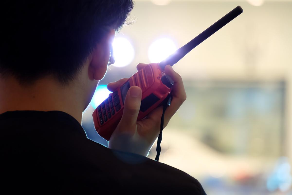 Hoe werkt een walkie-talkie?