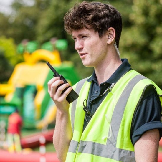 Talkie Walkie Motorola XT420 utilisé en extérieur par le service de sécurité