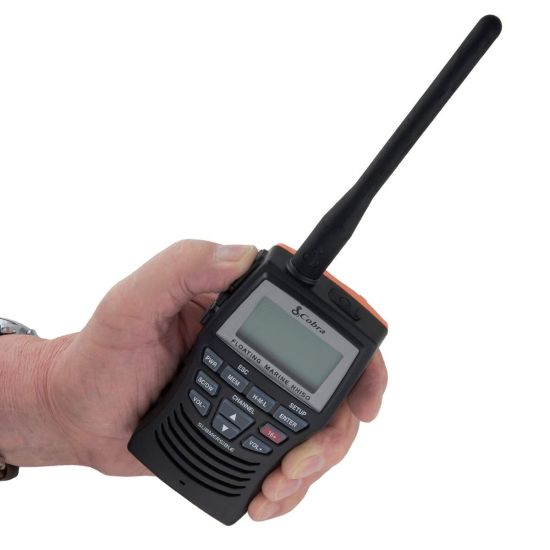 Cobra HH150 - VHF Marine portative - MRHH150FLT - dans la main