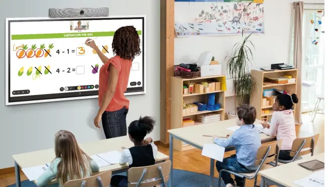 salle de classe avec écran tactile