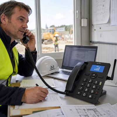 Téléphone fixe 4G à carte SIM utilisé sur un chantier ou un bureau provisoire