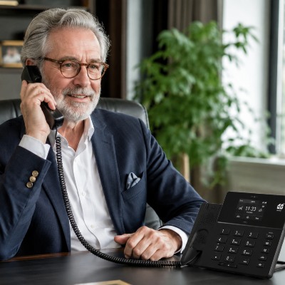 Téléphone fixe avec carte SIM 4G posé sur un bureau