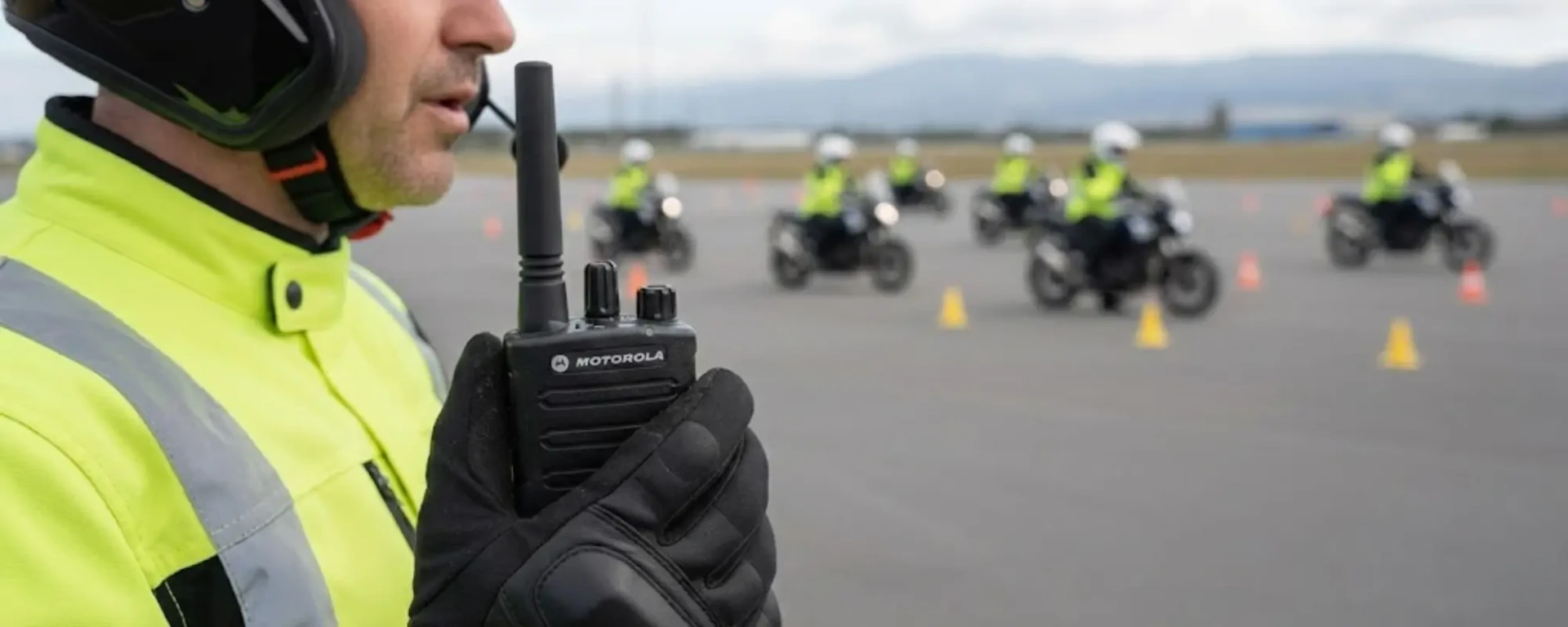 Motorrijinstructeur die een Motorola XT420 gebruikt